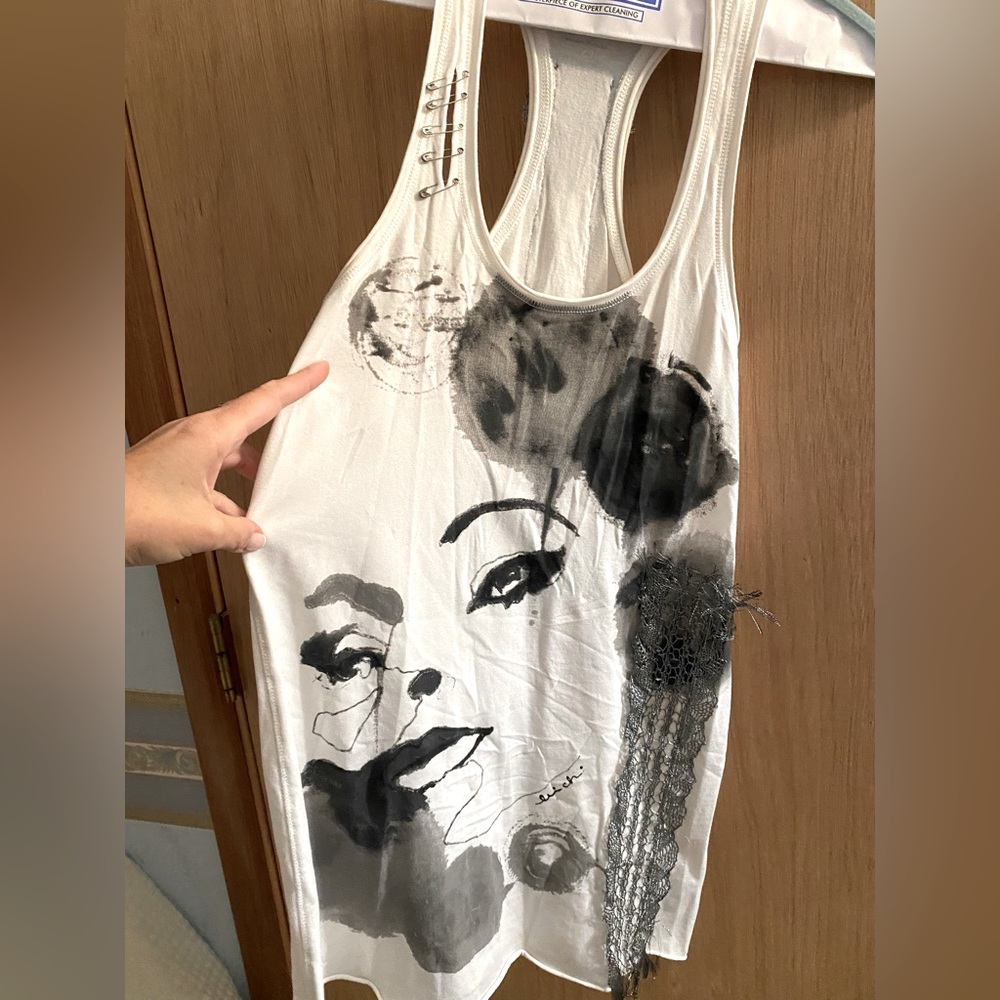 Bebe the art of tee embroidered/embellished top